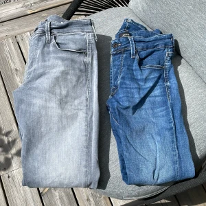 Två par jeans Jack & Jones 29/30 - Säljer två par jeans från Jack & Jones i storlek 29/30. Ett par är ljusgrå med klassisk femficksdesign och ett par är blå med stilren look. Båda är i superstretchigt material för extra komfort och rörelsefrihet. Mycket bra skick, knappt använda. Tyvärr inget tillbehör som medföljs. Om ni har någon fråga tveka inte att fråga