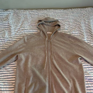 Hoodie i kashmir från Soft Goat - Sjukt mjuk kashmir hoodie från Soft Goat. Tröjan är som ny och har alltså inga defekter, den är i storlek XL men sitter som en L. Ordrikare pris 2995, det listadeP p riset går att diskutera vid snabb affär. Hör gärna av er vid frågor och funderingar.