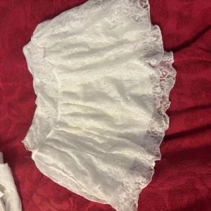 Vit kjol med volang - Superfin vit kjol i spets med volang