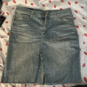 Jeanskjol - Jeanskjol från Lee, står ingen strl men skulle gissa på M, köpte second hand och tänkte klippa av den men inte blivit av så säljer den istället💕