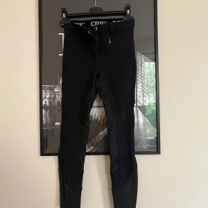 Svarta ridbyxor från CRW - Snygga svarta helskodda ridbyxor från CRW. Endast använda en gång.