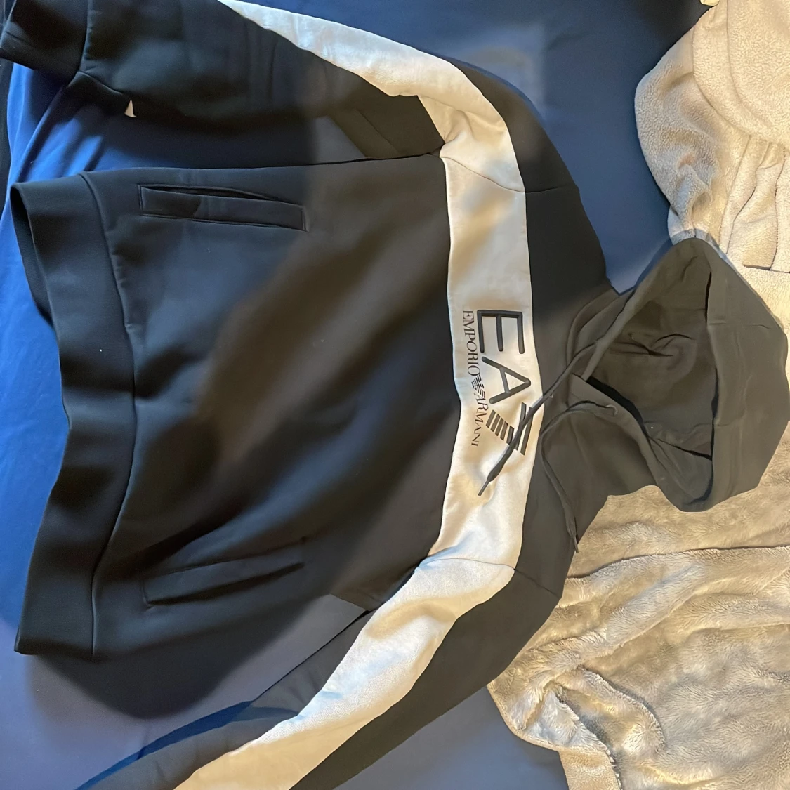 Svart och grå EA7 hoodie från Armani