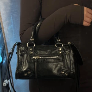 Svart handväska med dragkedja - Intressekoll!! 🥰