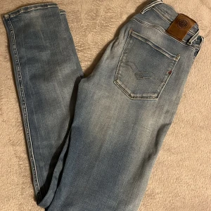 Replay hyperflex jeans. - Skit snygga Replay jeans i snygg tvätt de är i storlek W29 34L👍hål på båda knäna vilket är så kallat ”grisch” skicket är väldigt bra, bara lite slitna i bak, kom privat om du har mer frågor eller mer bilder ✅