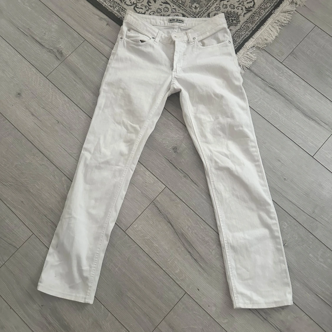 Vita straight jeans från Acne Jeans