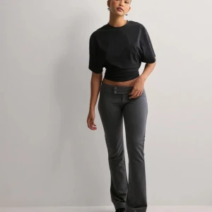 Lågmidjade kostymbyxor från Nelly! - Säljer dessa superfina kostymbyxor med låg midja från Nelly! Hämtade ut de i paket idag och provade de men tyvärr för stora. Prislapp och allt e kvar så endast provade! Storlek Large. Grå. Nypris 349 men köpt på REA.