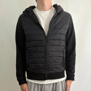 Reversed cardigan  - Fint skick! Modellen är 185 och bär M