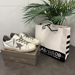 Golden goose skor - Tja! Säljer nu mina fina Golden goose superstars i storlek 43. Har haft dom sedan november förra året och har kvitto. Dom har små skavanker men annars as feta dojjor. Skick 7/10 hör av er om minsta lilla!