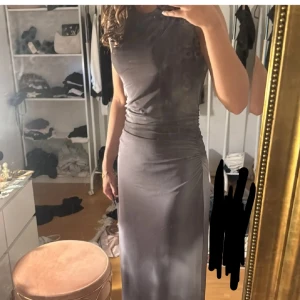 Grå maxi klänning - Använt en gång, passar s och m