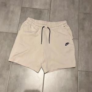 Nike tech shorts som knappt är använda. - Nike shorts för bra pris. Köpta i London när min syster va där för några månader sen.