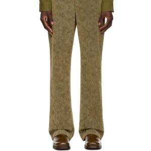 Gröna byxor från Séfr - Olivgröna byxor från Séfr i färgen brushed moss. Byxorna har en rak passform med klassisk mockakänsla! Aldrig använda då dom är för små, nypris 4000kr! 