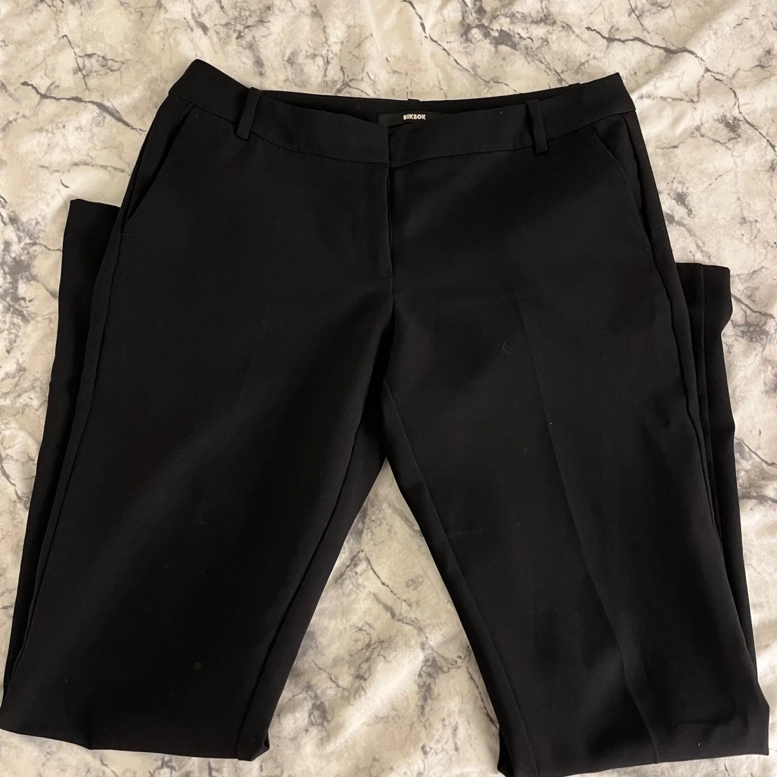 Svarta kostymbyxor från BikBok