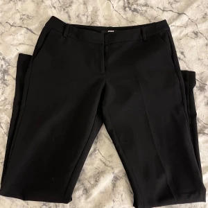 Svarta kostymbyxor från BikBok - lågmidjade kostymbyxor från bikbok, raka i modellen! Skit snygga