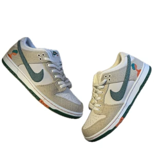 Nike SB Dunk Low x Jarritos  - Nike SB Dunk Low x Jarritos med beige canvas och vitt skinn, gröna swooshes och detaljer i orange och grönt. Unika broderade Jarritos-loggor på hälen och färgglada detaljer på yttersulan. Ovanliga sneakers i mycket bra skick. Storlek 45. Original låda och 3st extra skosnören följer med. Skicket baseras på bilderna. Skriv gärna vid frågor.