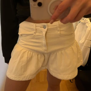 Vita volangshorts med hög midja - Supersnygg jeanskjol. 