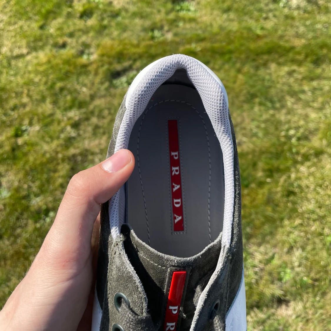 Grå gröna mockasneakers från Prada - 2