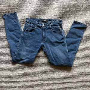 Replay Anbass  - Mycket snygga Replay Anbass nästan sprillans nya. W 31 L 32 sitter slim med ett stretchigt material! Längd 100 cm midjemått 39 x 2 cm 