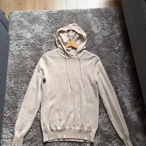 Beige kashmirhoodie  från Ahlquist Clothing XS - Säljer en beige kashmirhoodie från alqvist clothing som är andvänd max 2 gånger och är i väldigt bra skick nypris 999kr 