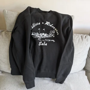 Sweatshirt Grällsta Ridcenter - Svart sweatshirt med vitt tryck från Grällsta Ridcenter Sala. Jag är ca 170 cm för referens. Vid köp av flera klädesplagg av mig samfraktar jag såklart!