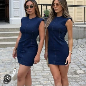 Avora jeansklänning - Slutsåld jeansklänning från Avora med öppen rygg. Aldrig använd!