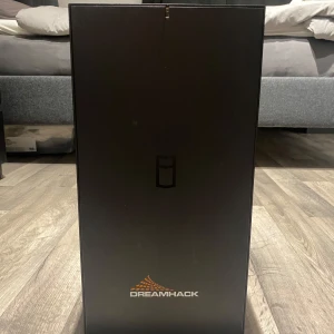 Gamingdator GTX 1060 / Ryzen 5 – billigt! - Säljer min stationära dator som fungerar felfritt och är perfekt för dig som vill ha en stabil maskin för gaming, skola eller vardagsanvändning. 💻Specifikationer: 	•	Processor (CPU): AMD Ryzen 5 1400 Quad-Core @ 3.20 GHz 	•	Grafikkort (GPU): NVIDIA GeForce GTX 1060 6GB 	•	RAM-minne: 8 GB DDR4 (2666 MHz) 	•	Lagring: 	•	250 GB Samsung SSD 960 EVO (för snabb uppstart) 	•	3.64 TB HDD (för massor av lagring – filmer, spel m.m.) 	+ Extra 1 TB HDD – nyinstallerad och fungerar felfritt