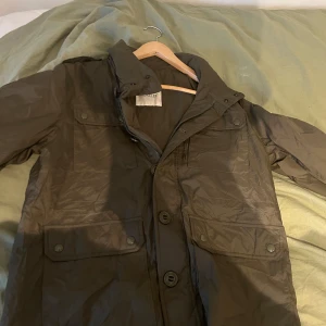 Olivgrön vindjacka från Moncler - Tjena! Säljer nu min olivgröna windbreaker från moncler i storlek M. Jackan är sparsamt använd i cirka 2-3 veckor. Den har inga defekter alls och är mycket fin. Den är samt väldigt eftertraktad, äkthetsbevis följer med samt bevis av köp. Priset är halvt hugget i sten så släng ett bud mvh!