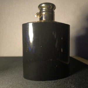 Ralph Lauren Woman - Eau De Parfym Intense - Discontinued  - Ralph Lauren Woman Intense EDP 100 ml – ca 90 % kvar  Skick: sparsamt använd. Locket sitter bra och tätar som det ska, men har ingen fungerande gänga – förvara flaskan stående.  Doftprofil: mörk, krämig vitblommare (tuberos, jasmin, vanilj) som är utgången. 