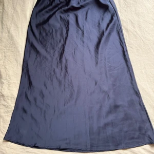 Satinkjol från Gina Tricot - Mörkblå kjol från Gina Tricot, har bara använt en gång 🫶🏼