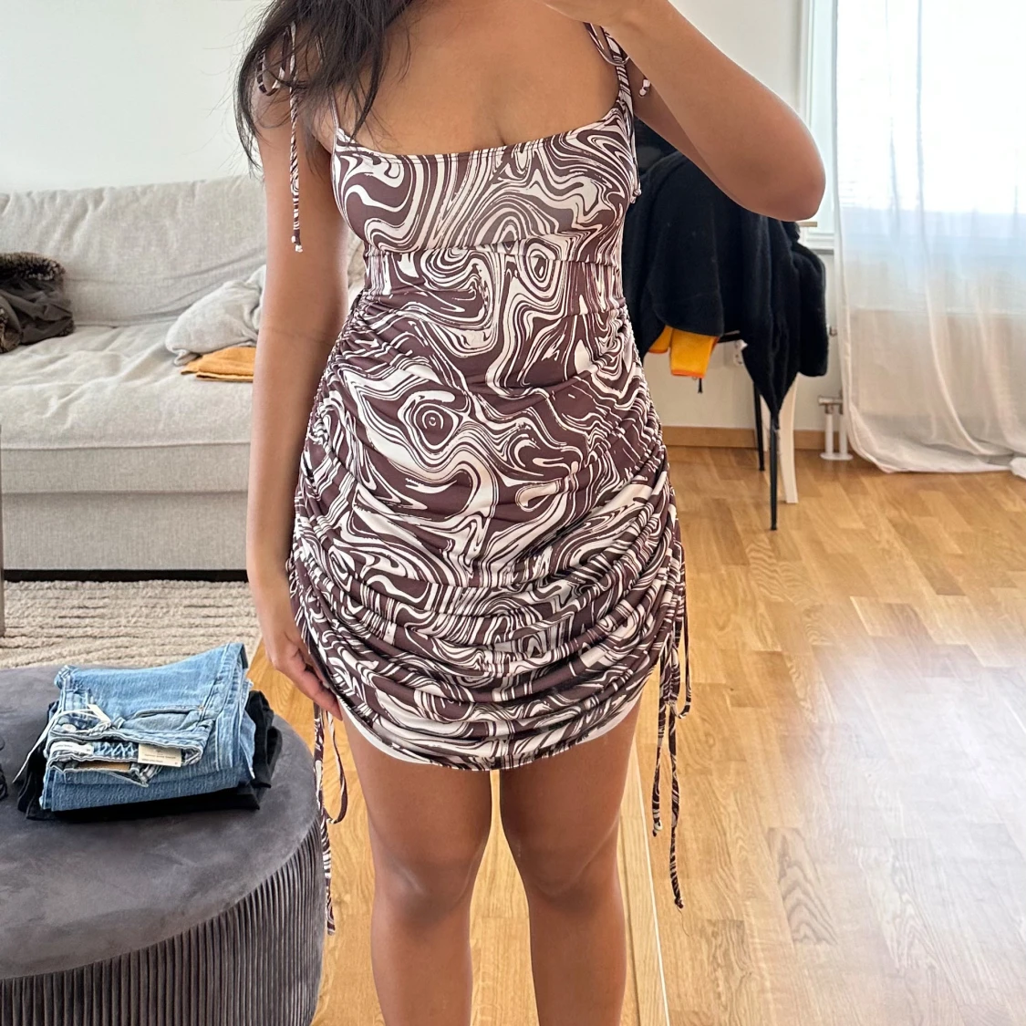 Brunvit mönstrad kortklänning med snörning - 1