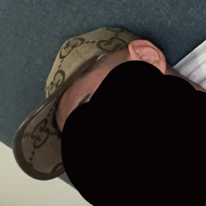 Gucci keps i beige canvas - Snygg keps från Gucci i beige canvas med bruna GG-loggor över hela kepsen. Justerbar rem baktill i brunt skinn och klassisk böjd skärm. Ikonisk design som sticker ut och passar perfekt till streetwear eller en clean look.   Möts bara i gbg! Priset är ej hugget i sten så vid snabb affär så går priset att diskutera. 