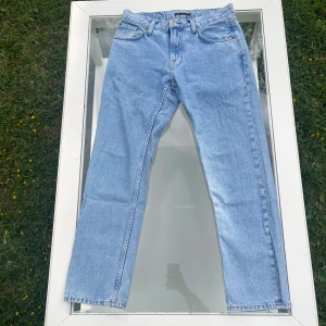 Nudie Jeans - Säljer ett par Nudie Jeans Gritty Jackson i tvätten Sunny Blue. Storlek W31 L30. 100% bomull. Klassisk ljusblå tvätt med rak, något relaxed passform. Jeansen är i mycket gott skick med minimalt slitage, inga hål eller fläckar. Bara att höra av sig vid minsta fundering! Pris kan diskuteras vid snabb affär.