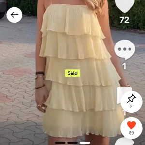 Ljusgul volangklänning med tunna axelband - Superfin ljusgul klänning som är perfekt för sommaren! Kommer ej till användning💞 skriv vid funderingar!