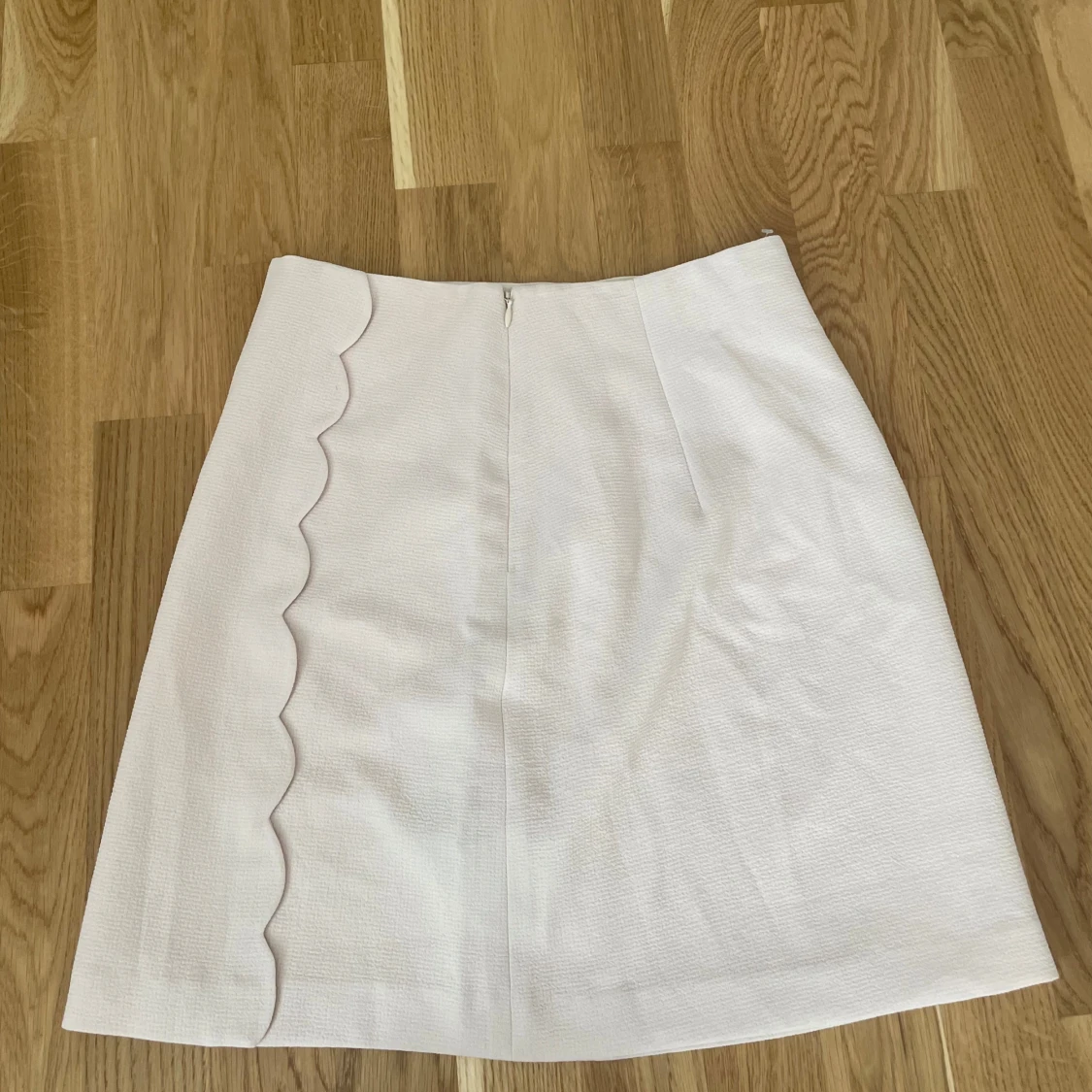 Vit kortkjol med vågig kant - 1