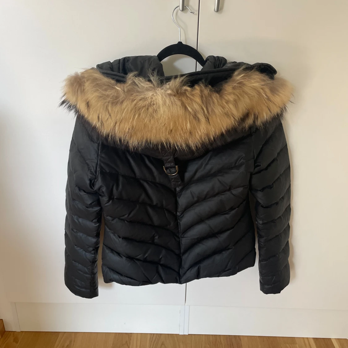 Svart vinterjacka med äkta päls från Hollies - 1