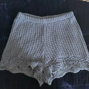 Spetsshorts  - Superfina mörkblå stickade shorts från Zara. Superfina till sommaren🌊se sista bilden för färg