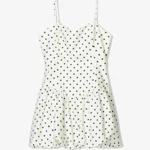 Prickig Bershka klänning - Supersöt vit kortklänning med svarta prickar och smala justerbara axelband från bershka. Helt oanvänd med prislappen kvar💞