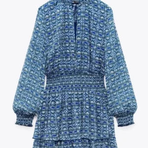 Blå klänning Zara - Supersöt blå kortklänning från Zara med vitt och blått grafiskt mönster. Klänningen har långa ärmar med resår vid handlederna.