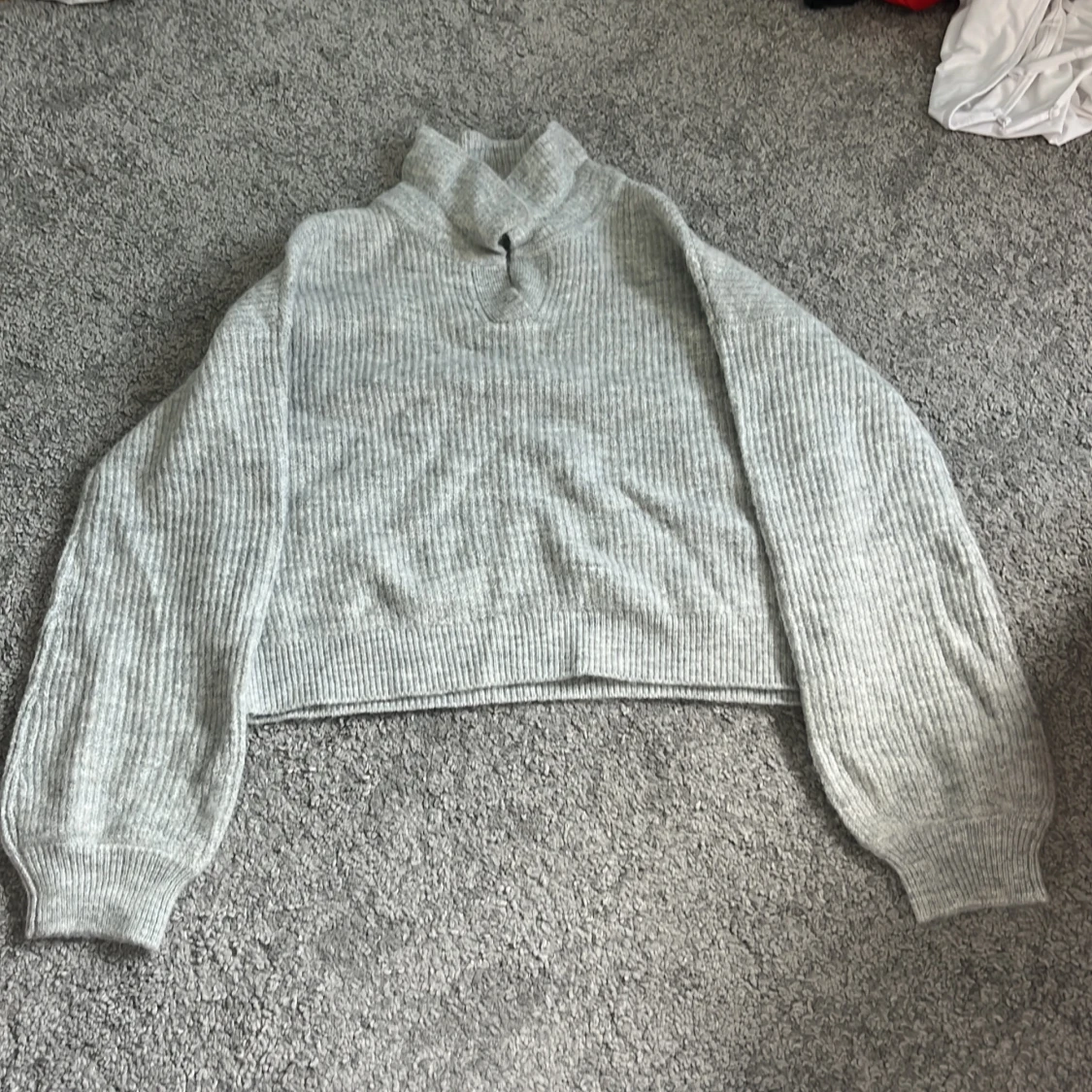 Grå ribbad polotröja från Kappahl