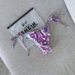 Mönstrad bikiniunderdel 💜🌈👙 - Helt ny och oanvänd (endast tvättad men därefter har dom aldrig kommit till användning!). Strlk S och har justerbara & knytbara band på sidorna. Nypris 109kr! FÖRST TILL KVARN! 👙🌈💜(BUNDLERABATT VID KÖP AV FLER ARTIKLAR!)