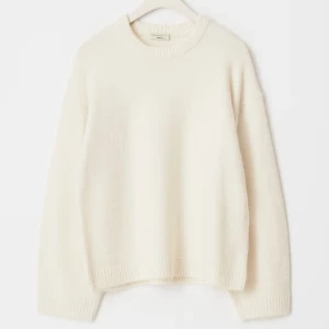 Vit stickad tröja  - Klassisk vit stickad tröja från Gina Tricot med rund halsringning och ribbade muddar. Perfekt för lager-på-lager och enkel att matcha med jeans eller kjol. Långärmad och i mjukt material som känns skönt mot huden.