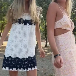 Klänning  -  Säljer denna klänning från Zara i storlek S. Skriv för egna bilder.