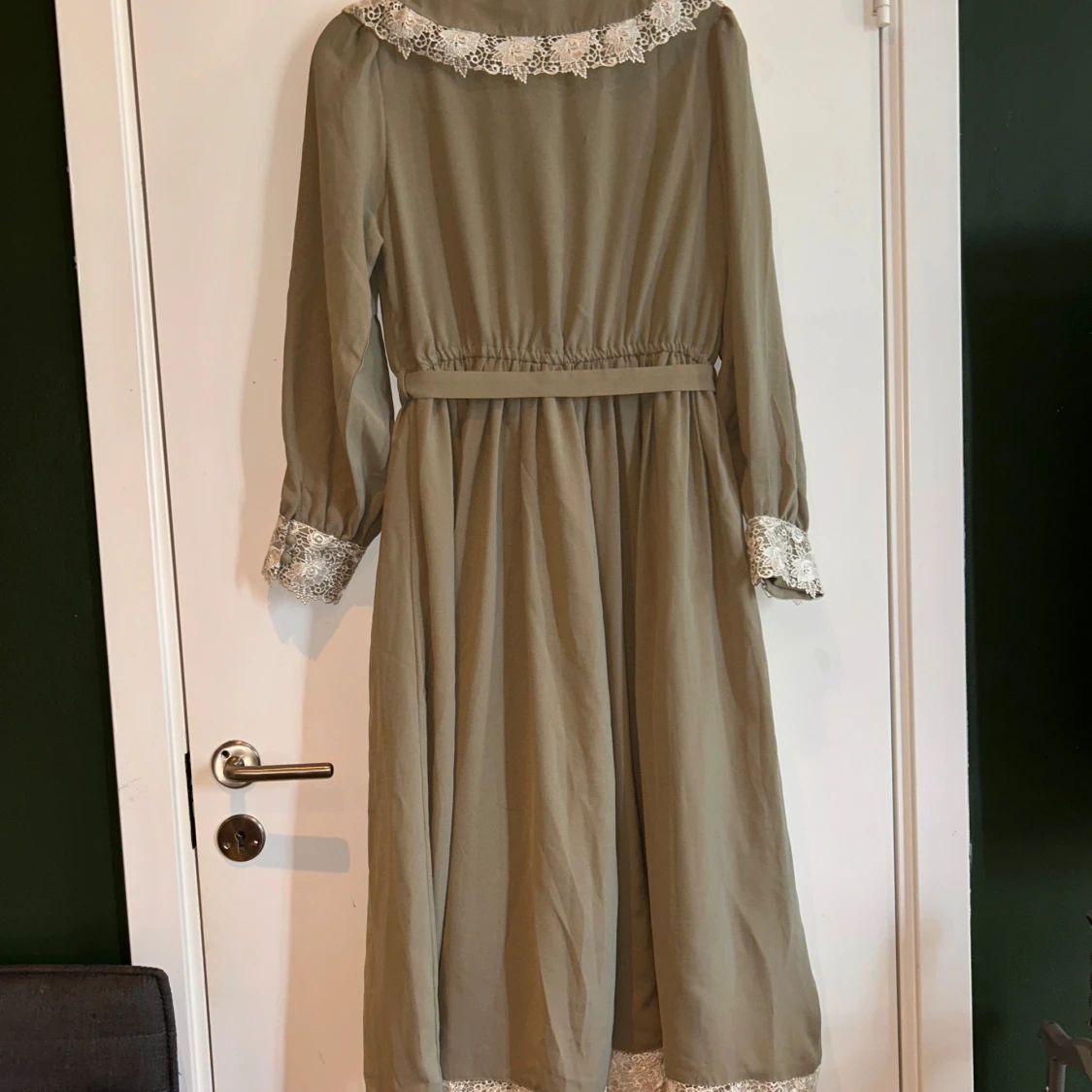 Matcha grön långklänning med spetsdetaljer - 1