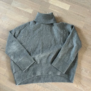 Stickad tröja - Stickad tröja med polokrage från HM. Storlek xs men mer som en S💓