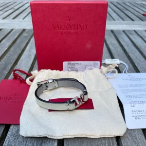 Valentino armband  - Hej! Säljer nu denna sjukt snygga valentino armband. Bra skick och allt og medföljer. Nypris runt 4000kr. Hör av dig vid frågor 