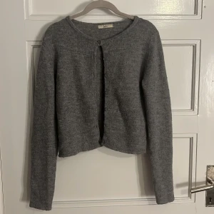 Grå kofta - Grå kofta från Gina jätte fint skit!