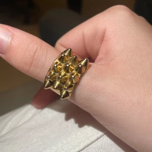Edblad ring  - Guldig ring från Edblad, köpt på Plick. Bra skick inga defekter eller tecken på användning. Inget rost. 🩷