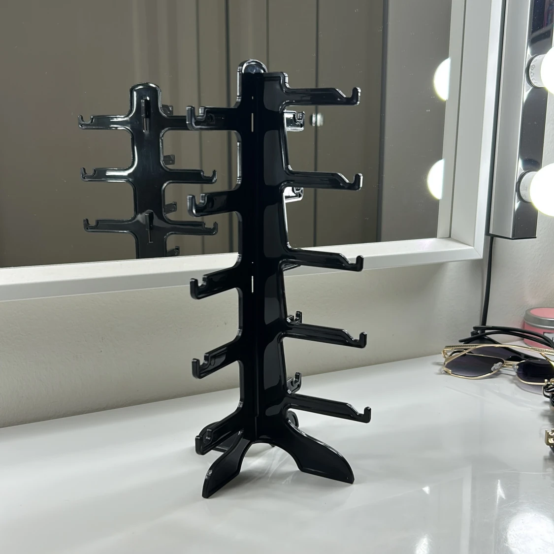 Fem par solglasögon med gulddetaljer - 4