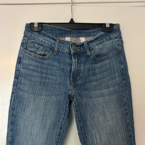 Blå bootcut jeans - Snygga blå bootcut jeans med lågmidja. Från brandy Melville knappt använda💕