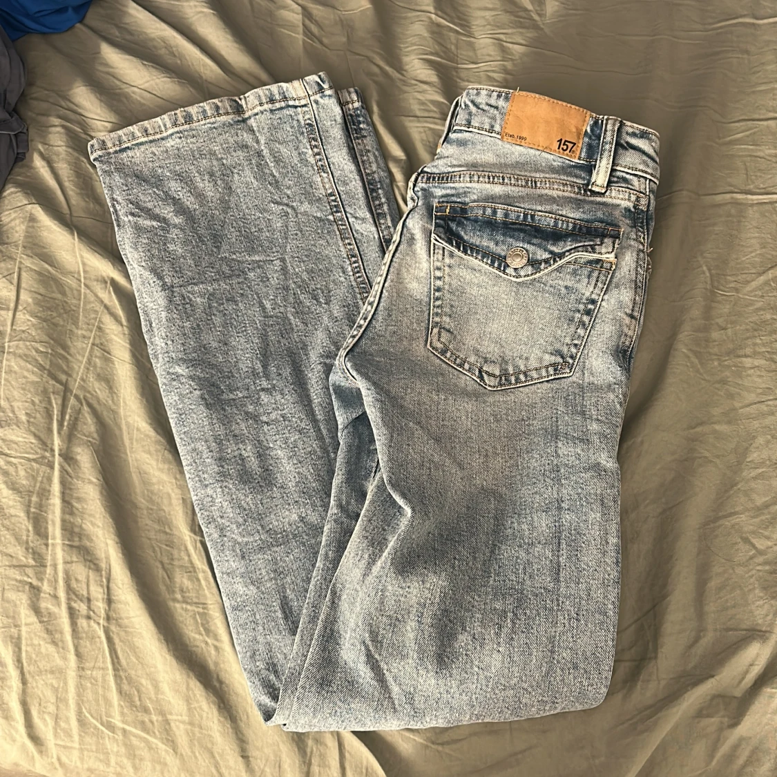 Bootcut jeans i ljusblå denim från 157