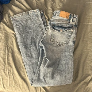 Bootcut jeans i ljusblå denim från 157 - Bootcut jeans från 157 i ljusblå tvättad denim. Klassisk femficksmodell med normalhög midja och raka ben som slutar i en snygg bootcut. Perfekta för dig som gillar retrovibbar och vill ha ett par jeans som sticker ut lite extra.